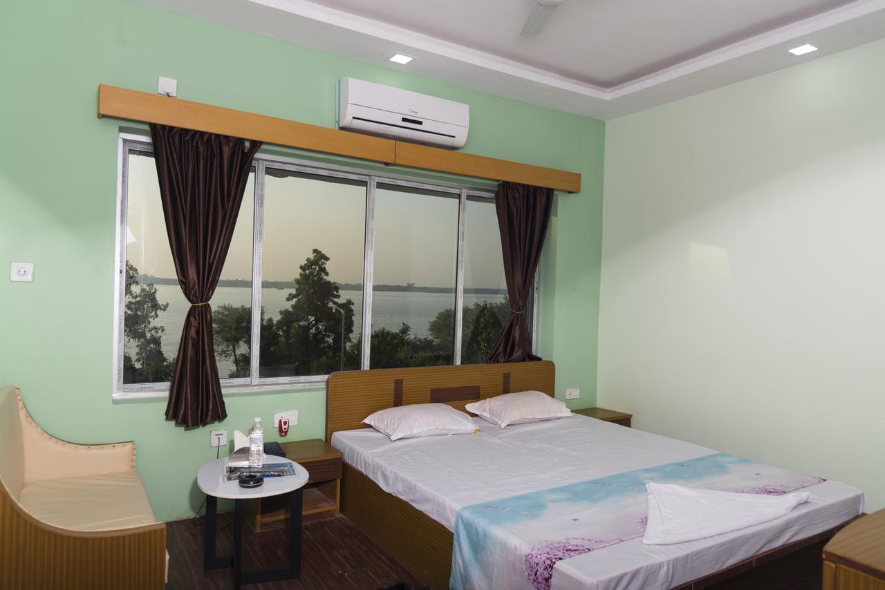 Rajhans Hotel & Resort Phalta Habitación foto