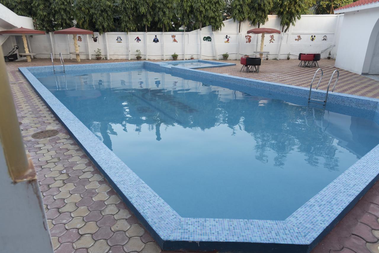 Rajhans Hotel & Resort Phalta Habitación foto